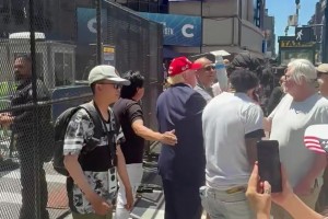 这也太搞了！总决G3赛前，一特朗普模仿者在球馆外与球迷合影