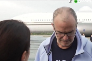 乌拉圭教练贝尔萨仅用38秒回应记者六个问题，态度冷漠遭球迷热议