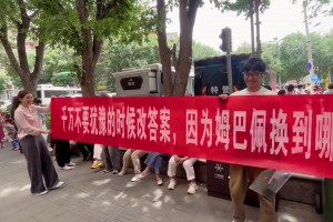 高考考场外球迷拉横幅：犹豫时别改答案，姆巴佩到哪，哪队没欧冠