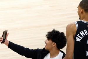 NBA官方：观众因冲场被捕！涉事者及同伙被永久禁止进入场馆！