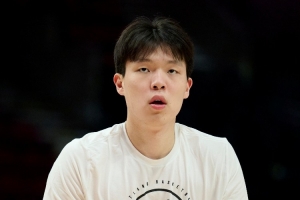 杨瀚森未为等候的球迷签名 反问：我们连饭都没吃，你签名可以吗