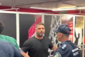 挥拳相向！纳恩在希腊联赛与对手发生冲突，被对方一拳打脸