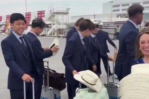 日本队抵达墨西哥后获赠帽子