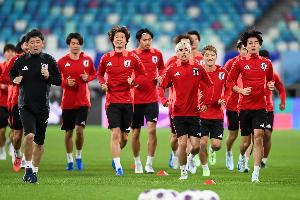 日本内部教学赛日本2-1胜日本U19，盐贝健人和铃木淳之介建功