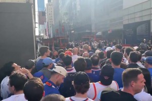 太惨了！花1万刀买票的纽约球迷 1小时前进场密麻排成长龙