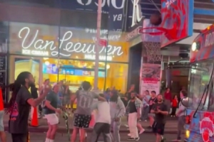 街头热闹非凡~纽约街头现大巴移动球筐，球迷争相体验投篮