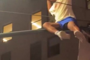好家伙，不怕摔死啊！尼克斯夺冠后，一球迷爬上电灯杆子上庆祝