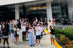 德国队抵达休斯顿受众多球迷热烈欢迎，世界杯首场比赛迎战库拉索