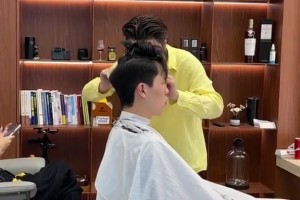 杨瀚森回到青岛后理了个头发，这发型看上去怎么样？