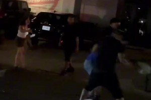 卧槽，一尼克斯球迷在街头遭几名刺蜜围殴，球衣还被抢走了