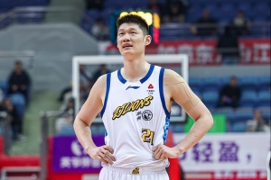 回天无力！胡金秋16投8中得分20分，篮板贡献9个，其中6个为前场板