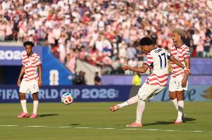 美国队以2-0领先波黑！蒂尔曼任意球直接得分