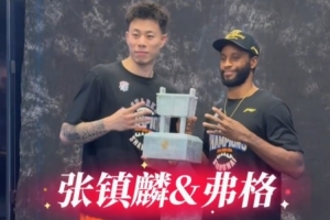 霸气凡尔赛！摄影师捕捉镇麟弗格伸出四指瞬间