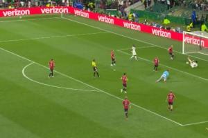 墨西哥2-0捷克的比赛中，霍莱什失误送礼，基尼奥内斯补射得手，领先优势扩大！