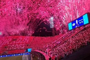 巴拉圭友谊赛前球场烟花绽放，世界杯首场比赛将迎战美国
