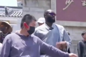 成为水吧，朋友！杰伦·布朗在少林寺进修时谈起李小龙的人生哲学