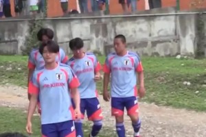 糟糕的路面！日本队在墨西哥备战，球员踩着泥路碎石赶赴训练场