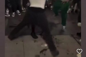 穿罗德曼球衣的都是狠人啊！一刺蜜在街头独挑一群尼克斯球迷