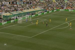 墨西哥以2-0领先南非，十人作战！35岁希门尼斯头球得分，激动落泪