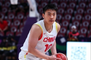 媒体人：对手体型相当甚至更胜一筹，王俊杰略显吃力