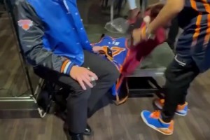 大牌导演牌不大！林书豪给斯派克-李球衣签名
