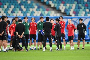 日本队今日启动美国抵达后的首次训练，吸引5000人参观，南野拓实与球队汇合