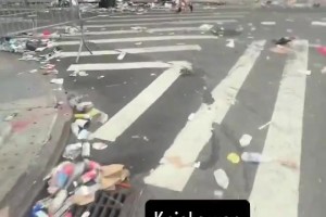 昨日尼克斯夺冠， 纽约球迷在街头疯狂庆祝，留下一地垃圾