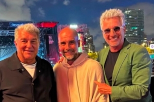 世体:拉波尔塔与瓜迪奥拉出席音乐节,同观演出并合影