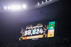 狂热！80824观众涌入阿兹特克体育场，见证墨西哥2-0击败厄瓜多尔，场馆座无虚席！