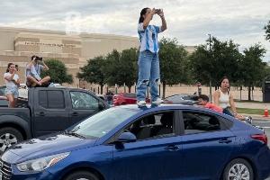 狂热！阿根廷在得州训练，球迷齐聚车顶观战梅西与阿根廷球员