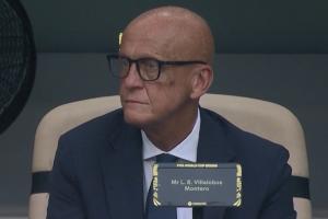 鹰眼！FIFA裁判委员会负责人退役名哨科里纳现场观看沙特对阵乌拉圭比赛
