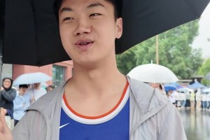 高三考生身披布伦森球衣参加高考：希望我和尼克斯都获最终胜利