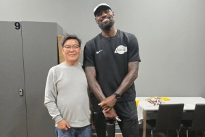 网友与詹姆斯室内高尔夫合影：微笑满分！GOAT与高尔夫新手同框
