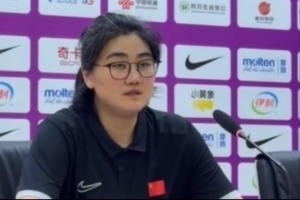 中国U17女篮主教练表示：对阵年龄偏大的职业队，球员们展现了团队协作精神