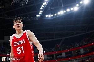 解说：为杨瀚森选阵容，应搭配思维敏捷、移动灵活的侧翼球员