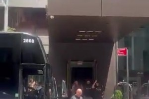 尼克斯球迷狂嘘马刺：快把大巴开走，你们待不了两天！文班去打高尔夫吧！