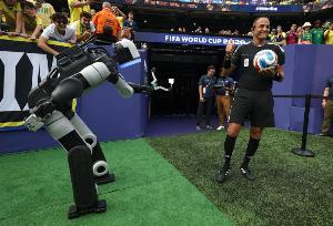 太阳报：巴西对挪威FIFA计划使用人形机器人运送足球，引发球迷质疑