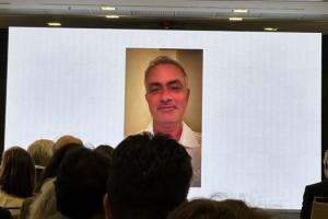 穆里尼奥宣布老佛爷胜出！皇马新闻发布会上，穆里尼奥亮相：没错，当然如此！
