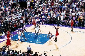 1998年今日：乔丹截获马龙并完成世纪跳投，公牛4-2爵士赢得第二个三连冠