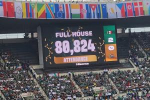 世界杯首场比赛观众人数：80824人！