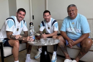 战佛得角合影留念,塔皮亚晒与梅西、德保罗同框:携手共进