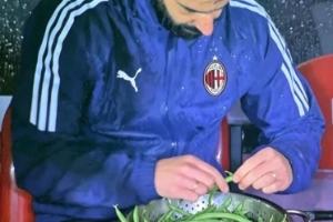 今日搞笑图片：西班牙队不再踢TIKI TAKA，改为踢TIK TOK